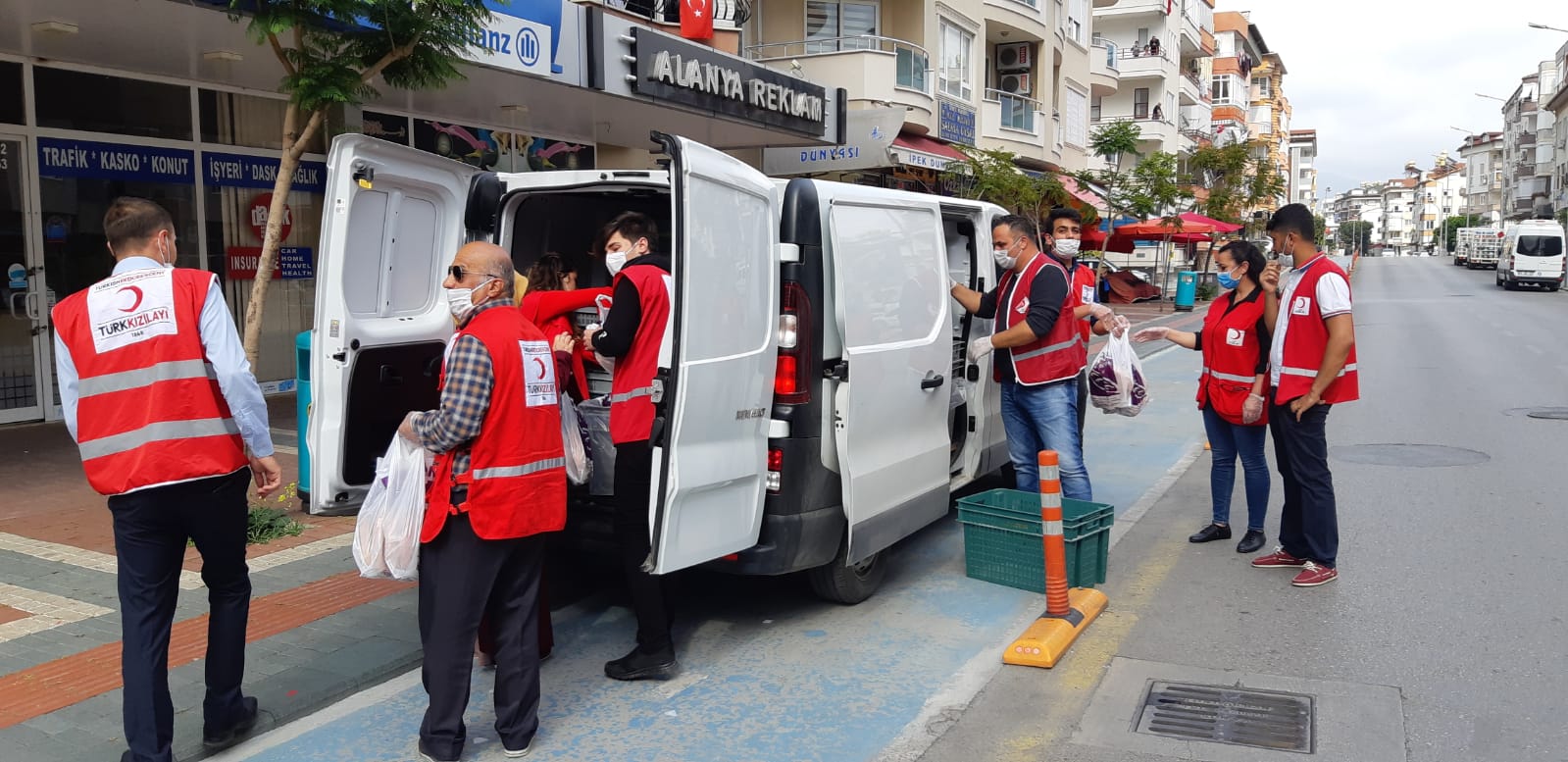 Türk Kızılayı Alanya'da Ramazan pidesi dağıttı