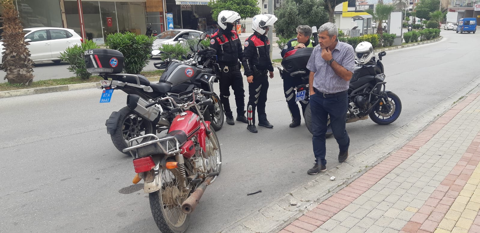 Yakalandıklarını anlayınca çaldıkları motosikleti bırakıp kaçtılar