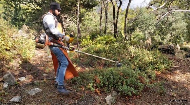 Mezarlıklarda kapsamlı temizlik çalışması sürüyor, Alanya'da bir yılda 215 mezarlığa bakım yapıldı