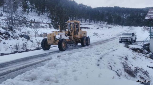 Alanya ve Gündoğmuş'ta karla kaplanan yolları açılıyor