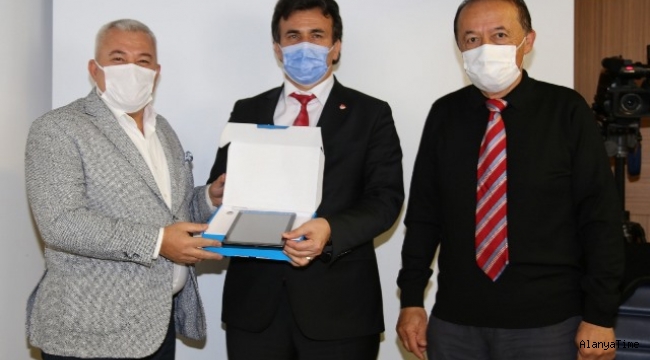 İHTİYAÇ SAHİBİ ÖĞRENCİLERE ALANYA ALTSO'DAN TABLET DESTEĞİ