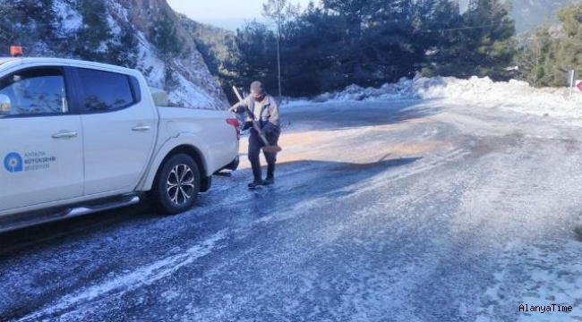 İlçelerde kış mesaisi   Buzlanma olan  yollar tuzlanıyor