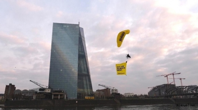 Greenpeace aktivistleri, Avrupa Merkez Bankası'nın çatısına paraşütle indi