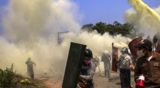 Myanmar'daki gösterilerde 2 kişi öldü, iş yerleri kapandı