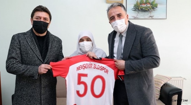 78 yaşındaki fanatik Hatice nineye Nevşehir Belediyespor forması hediye edildi