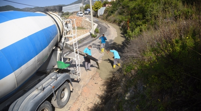 ALANYA BELEDİYESİ DEĞİRMENDERE'DE BETON YOL VE DRENAJ ÇALIŞMASI YAPIYOR