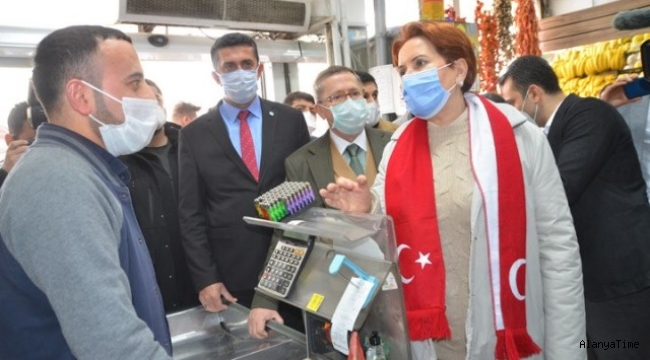 İYİ Parti Genel Başkanı Akşener'den Yüksekova'da esnaf ziyareti: Karpuz gibi ikiye bölündük