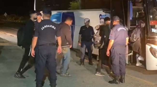 Alanya'da yakalanan 36 kaçak göçmen İl Göç İdaresi Müdürlüğüne gönderildi