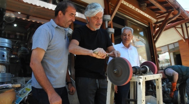 Behzat Uygur tezgah başına geçip bıçak biledi