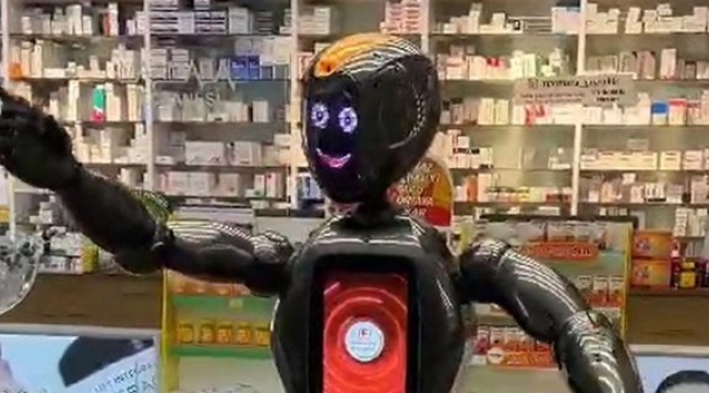 Türkiye'nin ilk yapay zekalı eczane teknisyeni robotu iş başı yaptı