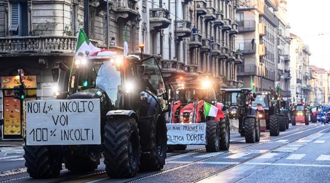 İtalya'da çiftçiler traktörleriyle Milano kentine gelerek protesto düzenledi