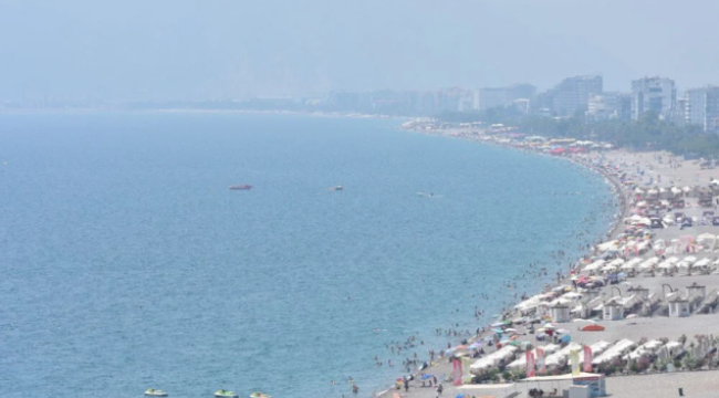 Antalya'da nem oranı yüzde 86'yı geçti, gökyüzünü sis bulutu kapladı