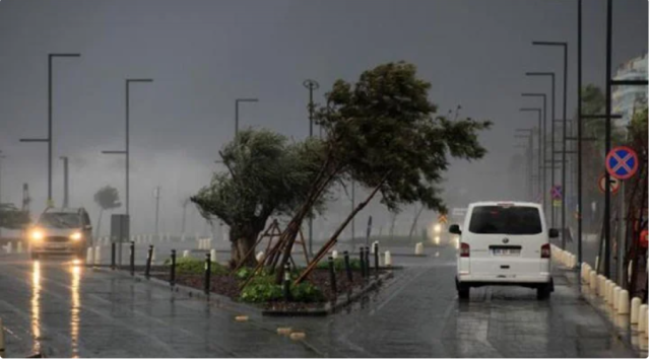 Antalya'da yağış ve fırtına etkili oldu: Hava sıcaklığı 15 dakikada 16 derece birden düştü