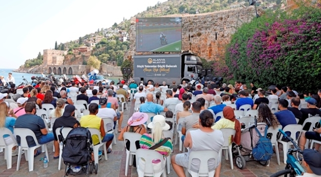 ALANYA'DA DEV EKRANDA MOTOSİKLET YARIŞI HEYECANI