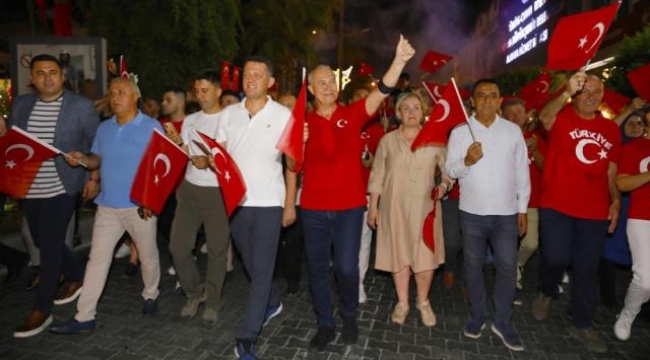 Alanya'da 30 Ağustos Zafer Bayramı fener alayıyla kutlandı