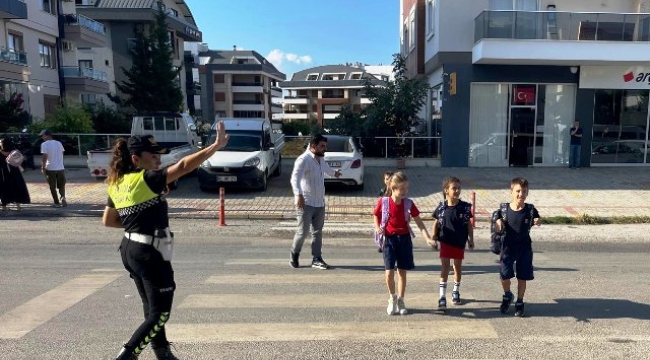 Alanya'da jandarma okul çevrelerinde trafik kontrolü yaptı