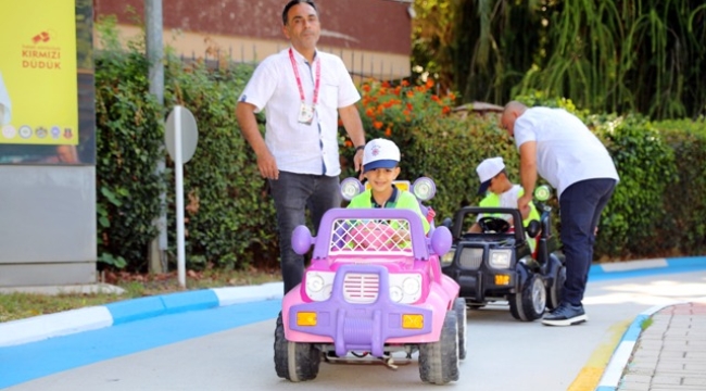 Alanya'da minik öğrenciler trafiği öğreniyor 