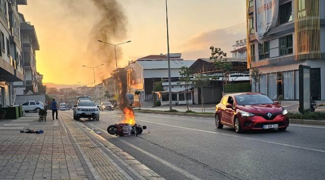 Alanya'da  motosiklet cayır cayır yandı