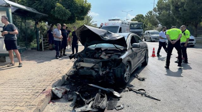 Alanya'da otomobil yolcu almak isteyen taksiye çarptı: 4 yaralı