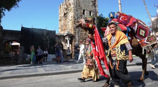 Antalya caddeleri Yörük Göçü'yle şenlendi