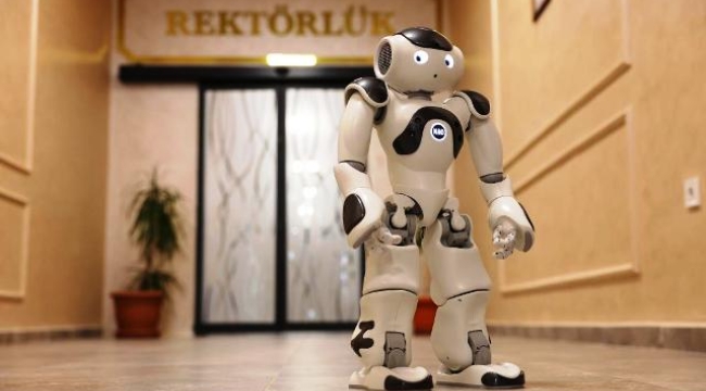 TÜBİTAK destekli robot projesi Rektör Türkdoğan'a tanıtıldı