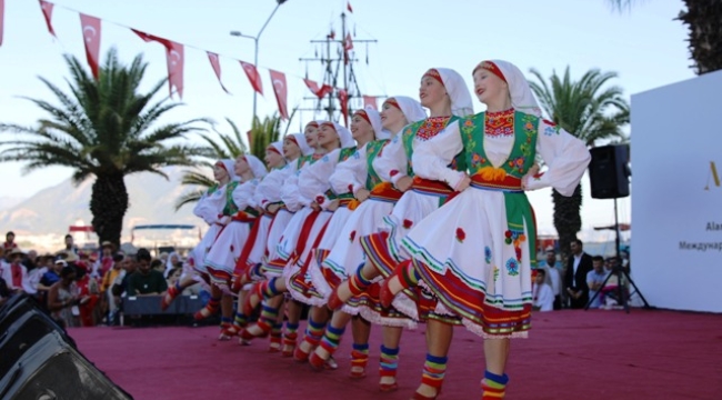 Alanya'da dans ve müzik dolu festival yoğun ilgi gördü