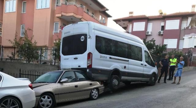 Alanya'da el freni çekilmeyen midibüs park halindeki aracın üstüne çıktı