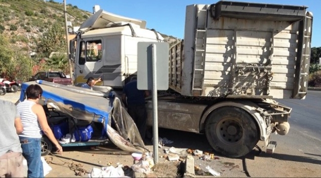 Alanya'da kontrolden çıkan TIR motosiklete çarptı: 1 yaralı