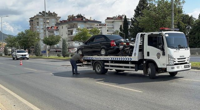 Alanya'da otomobil refüjdeki ağaca çarpıp karşı şeride geçti: 1 yaralı 