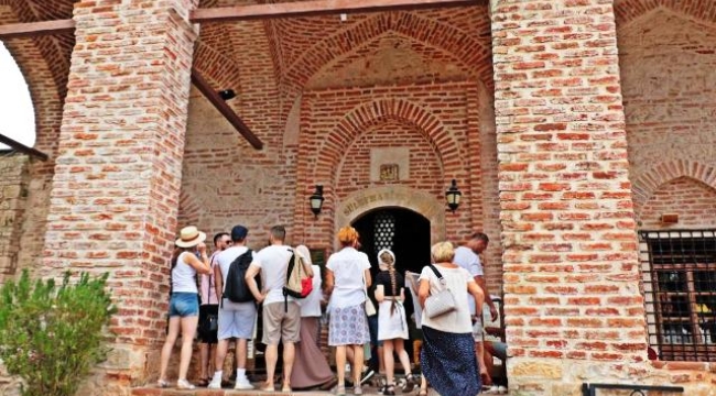 Alanya'da turistler camilere yoğun ilgi gösteriyor