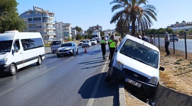 Alanya yolunda kaza: Önündeki araca çarpmamak için kanala düştü