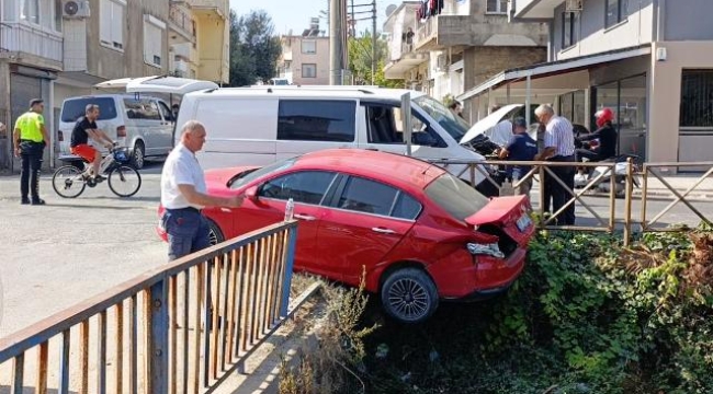 Kaza yapan sürücünün otomobili sulama kanalında asılı kaldı