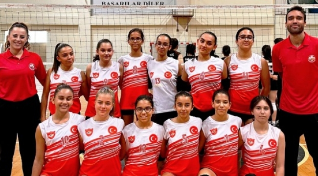 Alanya Belediyesporlu voleybolcu kızlar kendi evinde kazandı