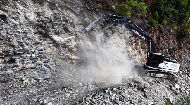 Alanya'da doğal afet sonucu kapanan yolda sona gelindi