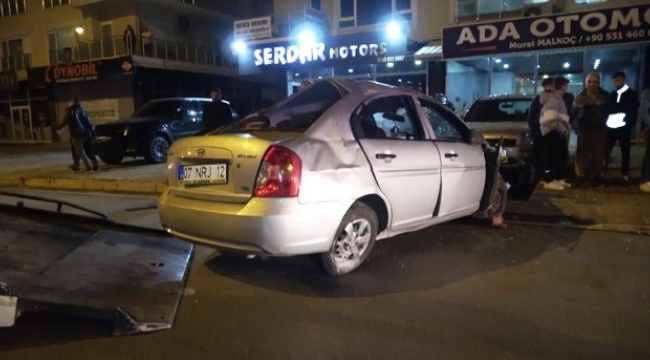 Alanya'da otomobil palmiye ağacına çarptı: 1 ölü, 3 yaralı