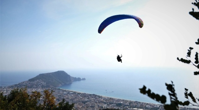 Alanya'da paraşütçüler şampiyonluk için yarıştı