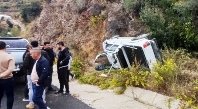 Alanya'da şarampole devrilen kamyonetteki 2 kişi yaralandı