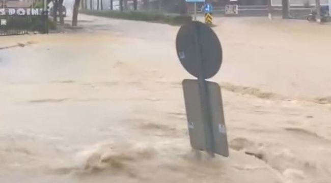 Alanya'da yollar ve iş yerleri su altında kaldı