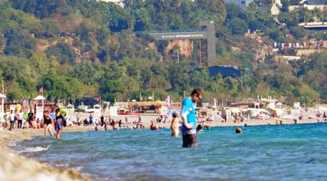 Antalya'da deniz suyu sıcaklığı hava sıcaklığını yakaladı