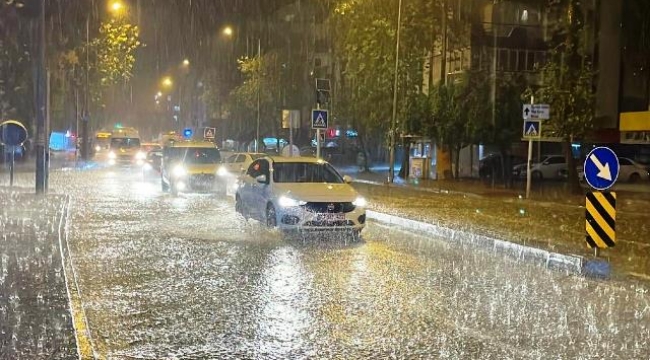 Antalya'yı sağanak yağış vurdu: Otelleri su bastı, turistleri itfaiye tahliye etti