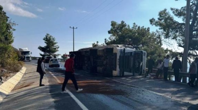 Devrilen TIR'ın sürücüsü yaralandı