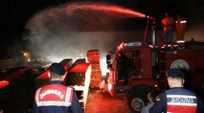 Kereste fabrikasındaki yangın korkuttu