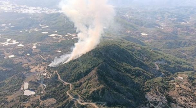 Kumluca'da çıkan yangına müdahale sürüyor