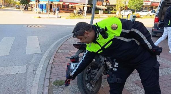 Motosikletinin plakasını bereyle kapatan sürücü cezadan kaçamadı