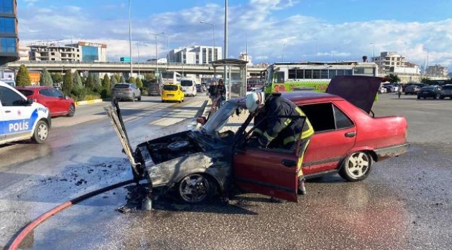 Otopark çıkışında alev alan otomobil kullanılamaz hale geldi