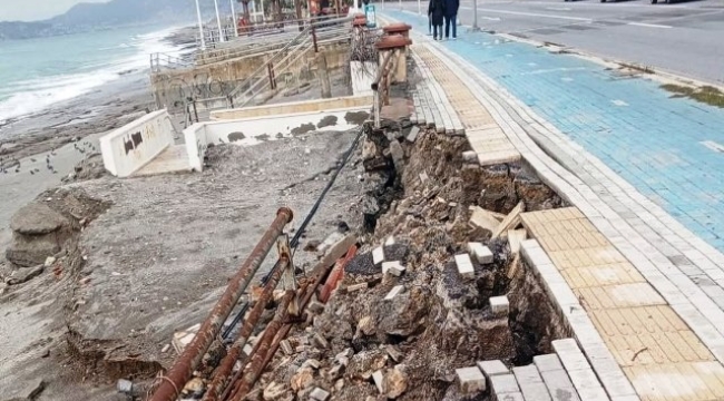 Alanya'da sağanak yağışların ardından kaldırım çöktü