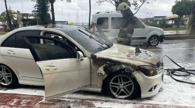 Alanya'da seyir halindeki otomobil yandı