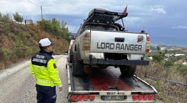 Alanya'da usulsüz çakar lamba kullanan araca 96 bin TL ceza