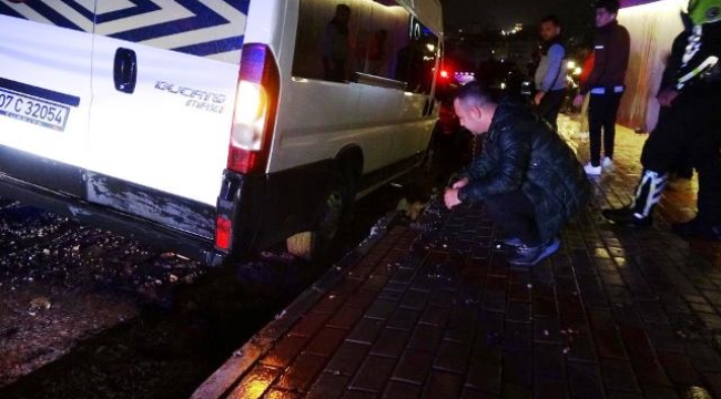 Alanya'da yol çöktü, 3 araç çukurda mahsur kaldı