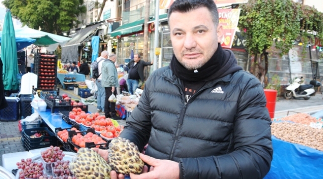 Cuma Pazarı'nda satılan çerimoya tezgahın kralı oldu  